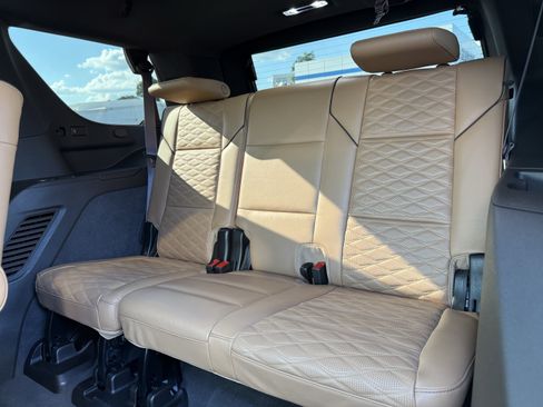 Used 2024 Cadillac Escalade Premium Luxury w/ Performance Package AWD/4WD image 33