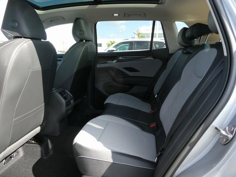 New 2025 Volkswagen Tiguan SE image 33