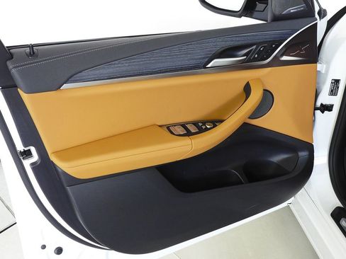 Used 2025 BMW X4 M40i w/ Premium Package image 11