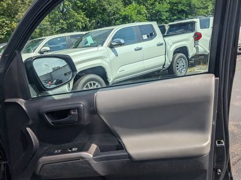 Certified 2023 Toyota Tacoma SR5 AWD/4WD image 18
