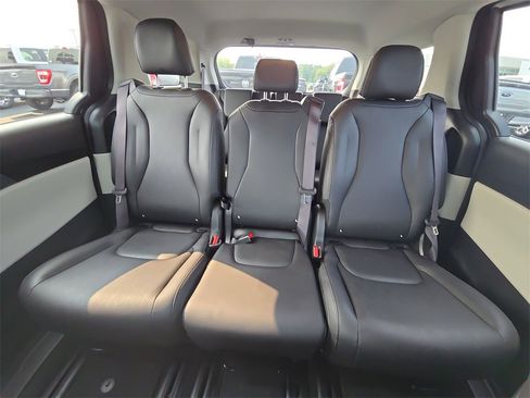 Used 2024 Kia Carnival LX image 27