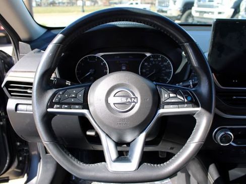 Used 2023 Nissan Altima 2.5 SV w/ SV Premium Package FWD image 18