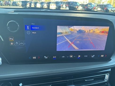 Used 2025 Chevrolet Traverse LT image 33