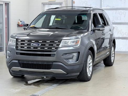 Used 2017 Ford Explorer XLT w/ Equipment Group 202A FWD image 3