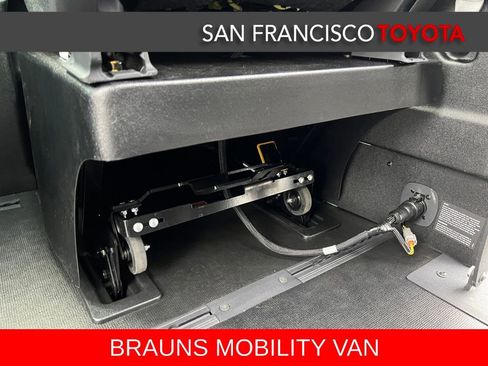 Used 2025 Toyota Sienna XLE image 27