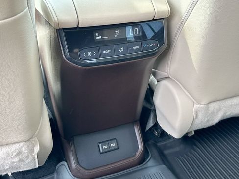 Used 2022 Toyota Highlander XLE FWD image 4