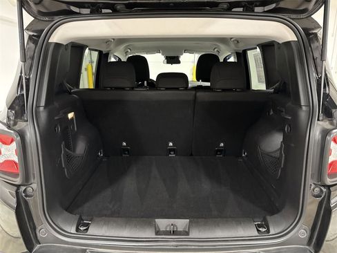 Used 2019 Jeep Renegade Latitude w/ Cold Weather Group image 23