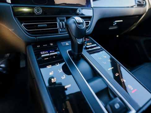 Certified 2022 Porsche Macan image 20