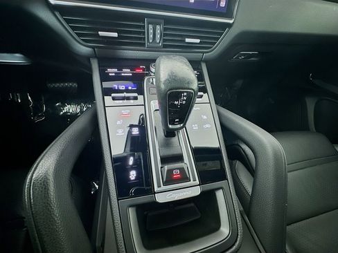 Certified 2022 Porsche Cayenne Coupe image 19