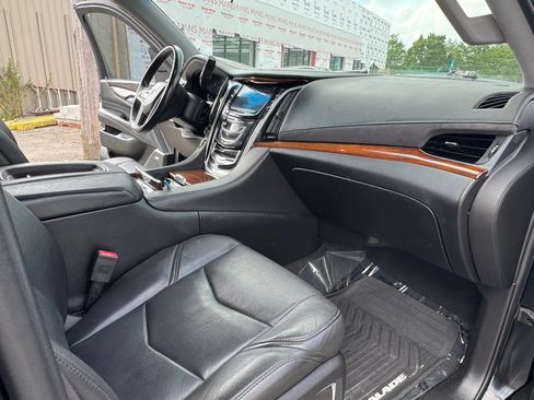 Used 2017 Cadillac Escalade Luxury AWD/4WD image 16
