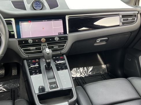 Certified 2022 Porsche Macan image 26