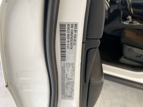 Used 2020 Jeep Grand Cherokee Laredo image 27