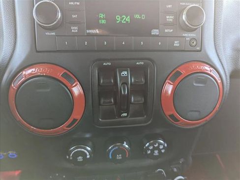 Used 2015 Jeep Wrangler Unlimited Sahara w/ Connectivity Group AWD/4WD image 12