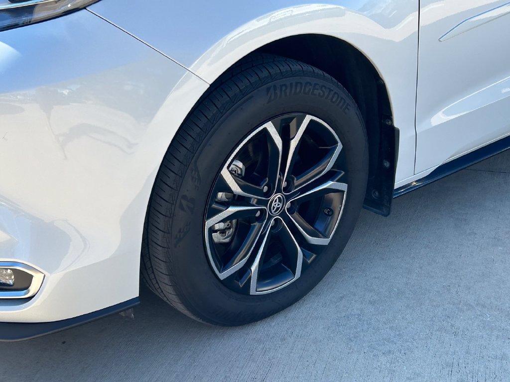 Used 2025 Toyota Sienna Platinum AWD/4WD image 9
