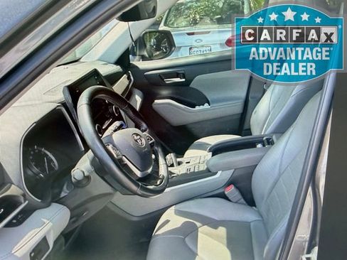 Used 2022 Toyota Highlander XLE AWD/4WD image 4