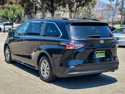 Used 2024 Toyota Sienna XLE FWD image 8