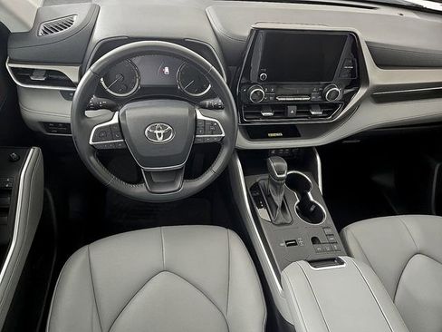 Used 2023 Toyota Highlander XLE image 13