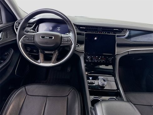 Used 2022 Jeep Grand Cherokee Limited w/ Luxury Tech Group II image 2