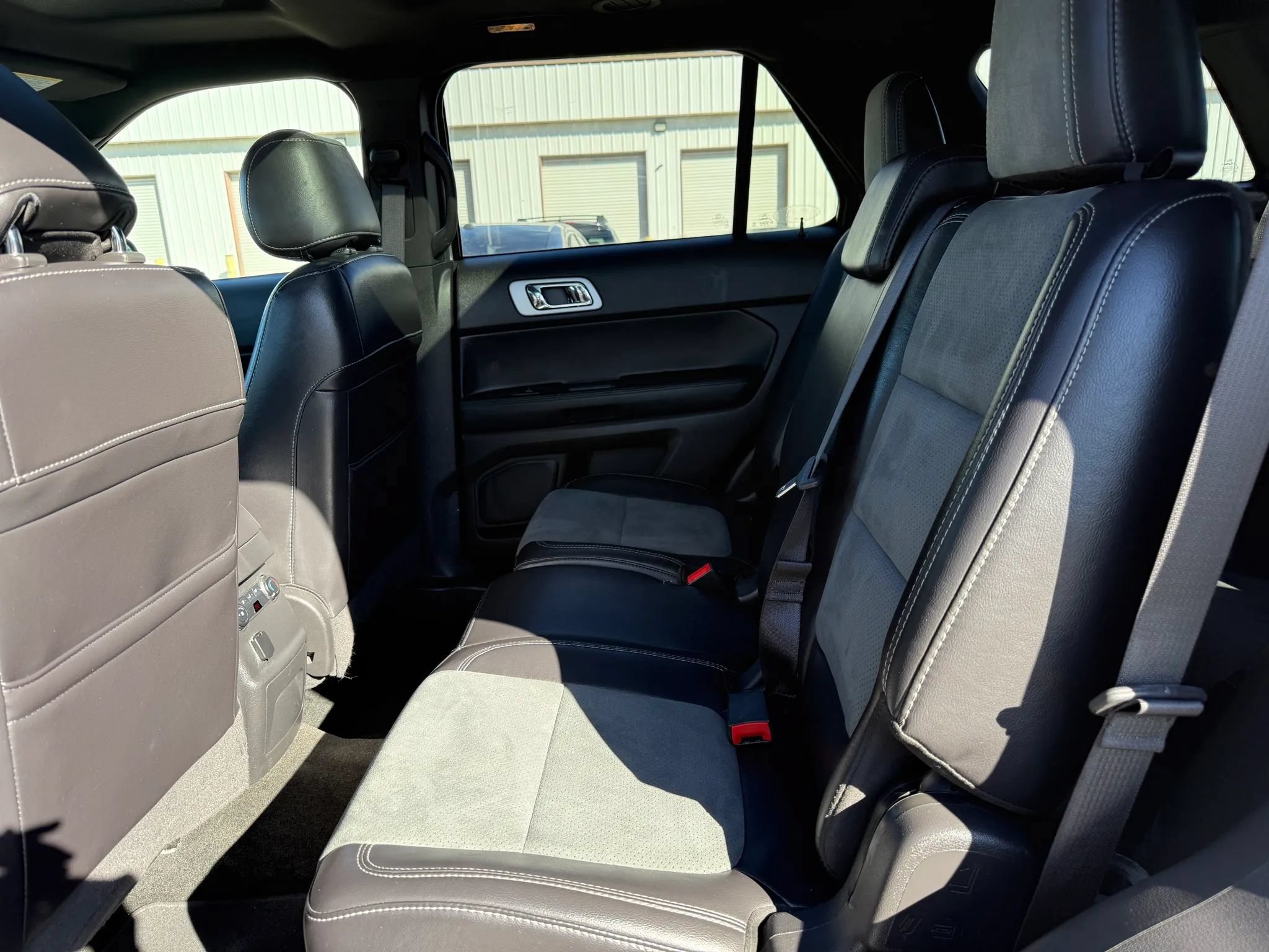 Used 2015 Ford Explorer XLT w/ Equipment Group 202B AWD/4WD image 21