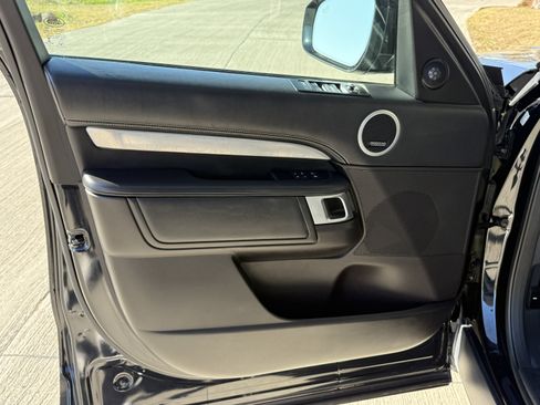 Used 2017 Land Rover Discovery First Edition image 38