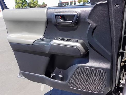 Used 2018 Toyota Tacoma SR5 RWD image 19