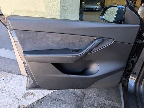 Used 2021 Tesla Model Y Long Range AWD/4WD image 18