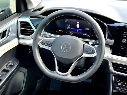 Used 2025 Volkswagen Taos SE FWD image 28