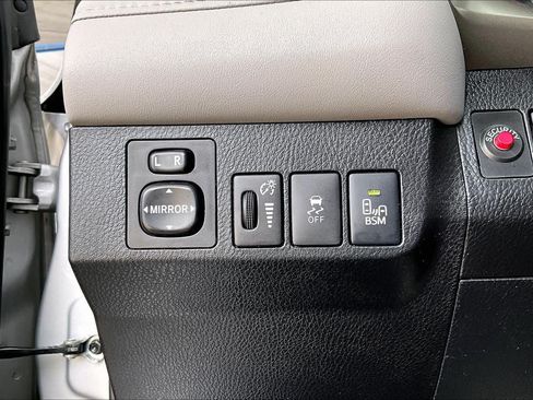 Used 2015 Toyota RAV4 Limited w/ Technology Package FWD image 33