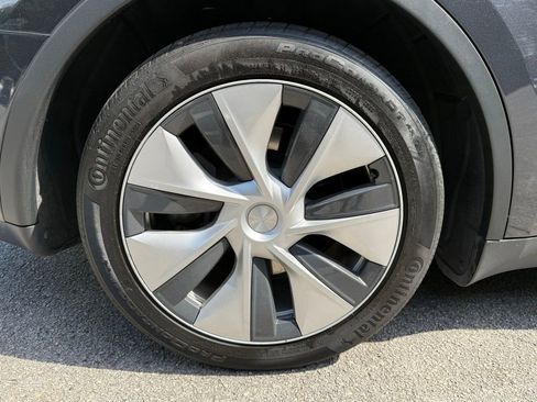 Used 2024 Tesla Model Y Long Range AWD/4WD image 17