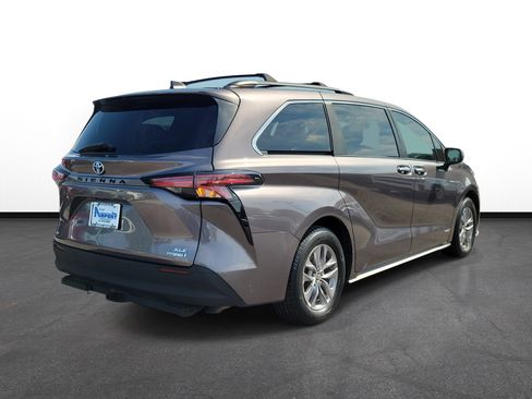 Used 2021 Toyota Sienna XLE w/ XLE Plus Package AWD/4WD image 4
