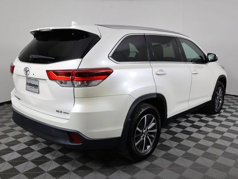 Used 2019 Toyota Highlander XLE w/ Carpet Mat Package (TMS) AWD/4WD image 2