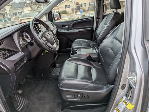 Used 2017 Toyota Sienna SE image 25
