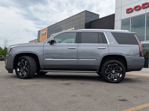 Used 2019 Cadillac Escalade Luxury AWD/4WD image 7