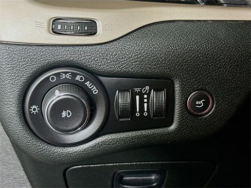 Used 2015 Jeep Cherokee Latitude w/ Comfort/Convenience Group image 10