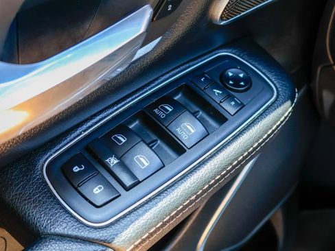 Used 2019 RAM 1500 Laramie AWD/4WD image 16
