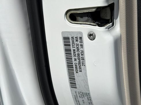 Used 2023 Chrysler Pacifica Touring-L FWD image 31