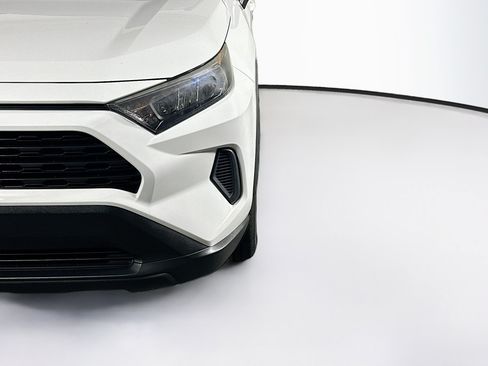Used 2020 Toyota RAV4 LE FWD image 9
