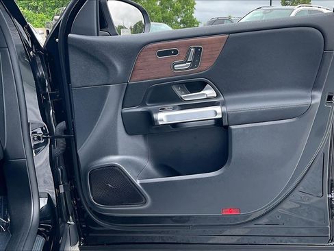 Used 2023 Mercedes-Benz EQB 300 4MATIC image 22