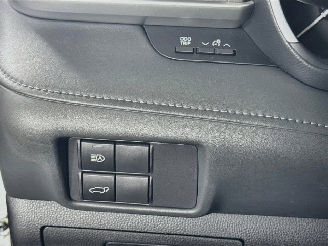 Certified 2022 Toyota Highlander XLE FWD image 11