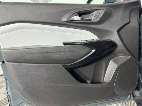 Used 2025 Chevrolet Trax LT image 36