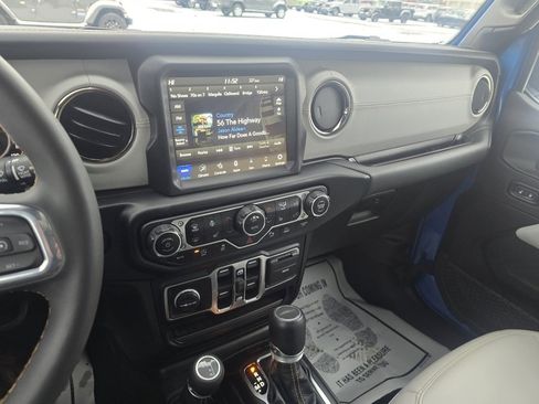 Used 2023 Jeep Gladiator Overland image 15