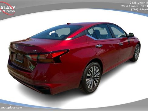 Used 2024 Nissan Altima 2.5 SV FWD image 5