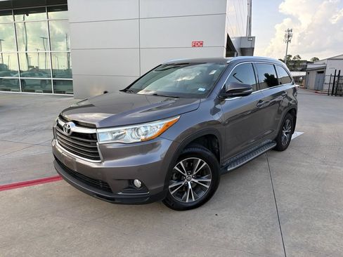 Used 2016 Toyota Highlander XLE FWD image 1