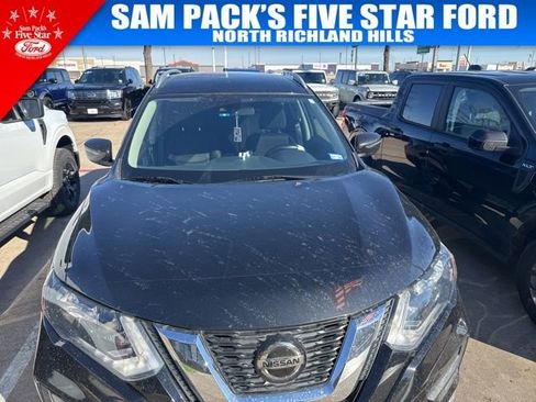 Used 2019 Nissan Rogue SV image 2