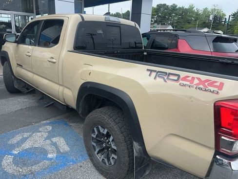 Used 2017 Toyota Tacoma TRD Off-Road w/ Tow Package AWD/4WD image 4