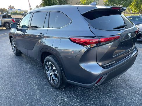 Used 2020 Toyota Highlander XLE AWD/4WD image 7