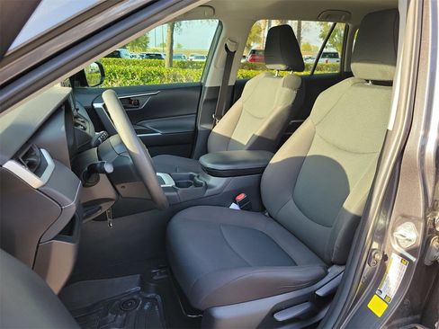 Used 2021 Toyota RAV4 LE image 16