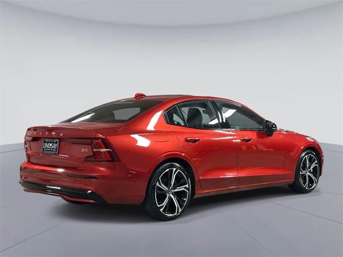 Used 2023 Volvo S60 B5 Plus image 7