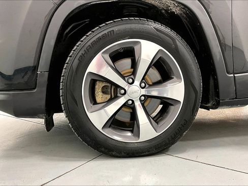 Used 2020 Jeep Cherokee Limited image 11