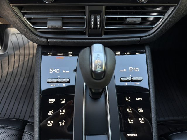 Used 2023 Porsche Macan Turbo AWD/4WD image 21